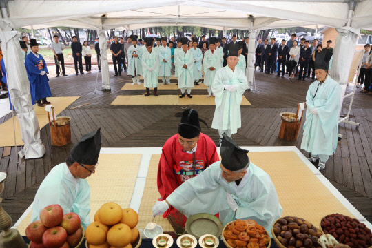 강원 동해안 해수욕장이 문을 열고 운영에 들어간 6일 양양 낙산해수욕장에서 김진하 양양군수와 지역주민들이 무사고 안전을 기원하는 용왕제 올리고 있다.